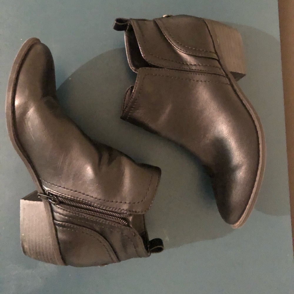 GUESS black booties